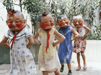 老照片：历史照片，80年代初中国儿童的日常生活...